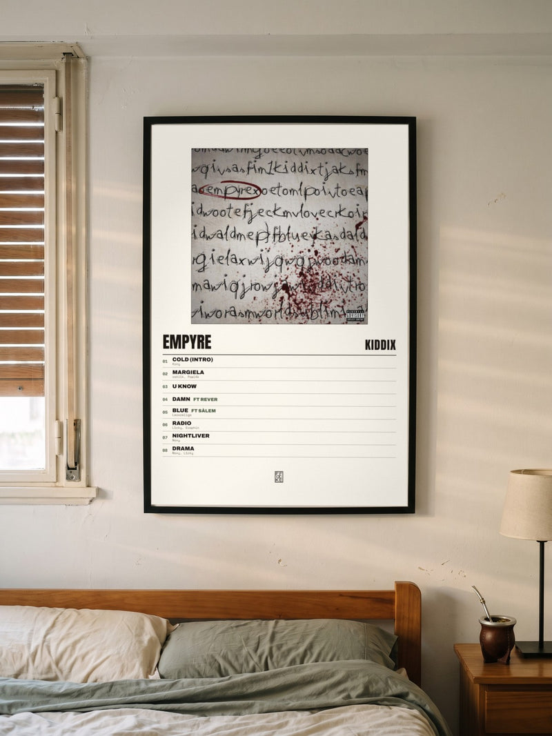 Póster de Empyre de KiddiX enmarcado en una pared, en un ambiente real