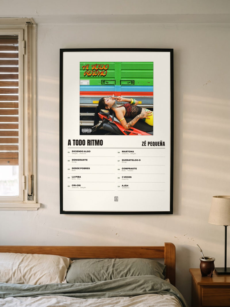 Póster de A Todo Ritmo de Zé Pequeña enmarcado en una pared, en un ambiente real