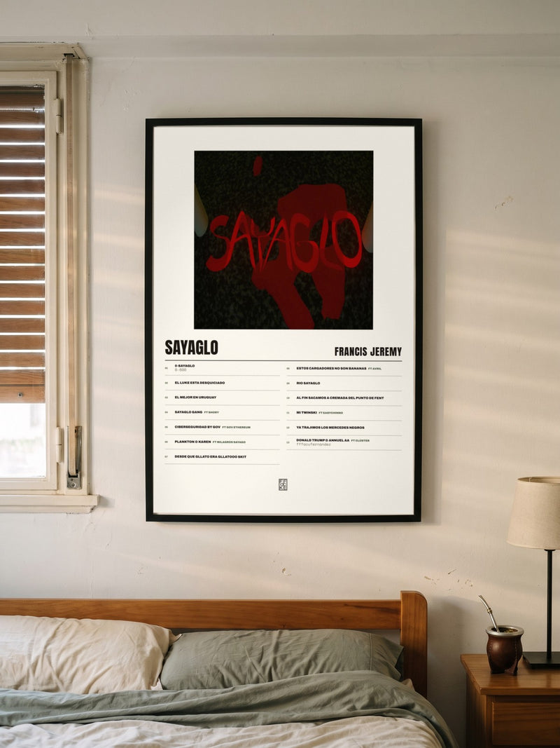Póster de SAYAGLO de Francis Jeremy enmarcado en una pared, en un ambiente real