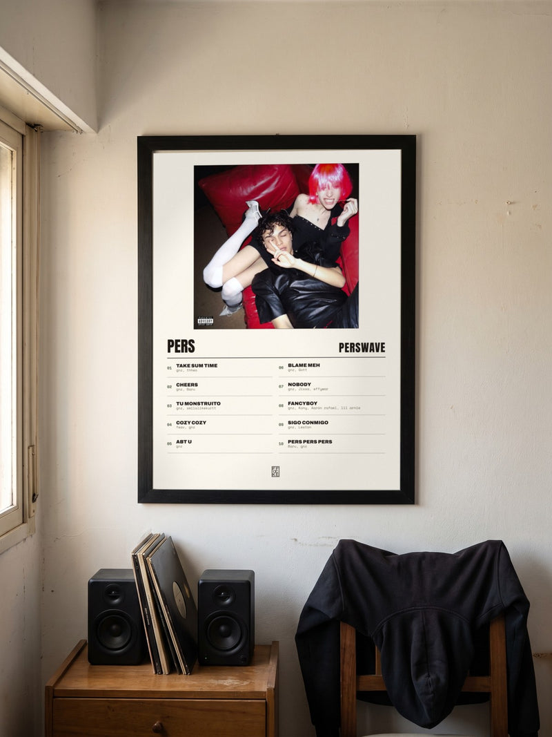 Póster de Pers de Perswave enmarcado en una pared, en un ambiente real