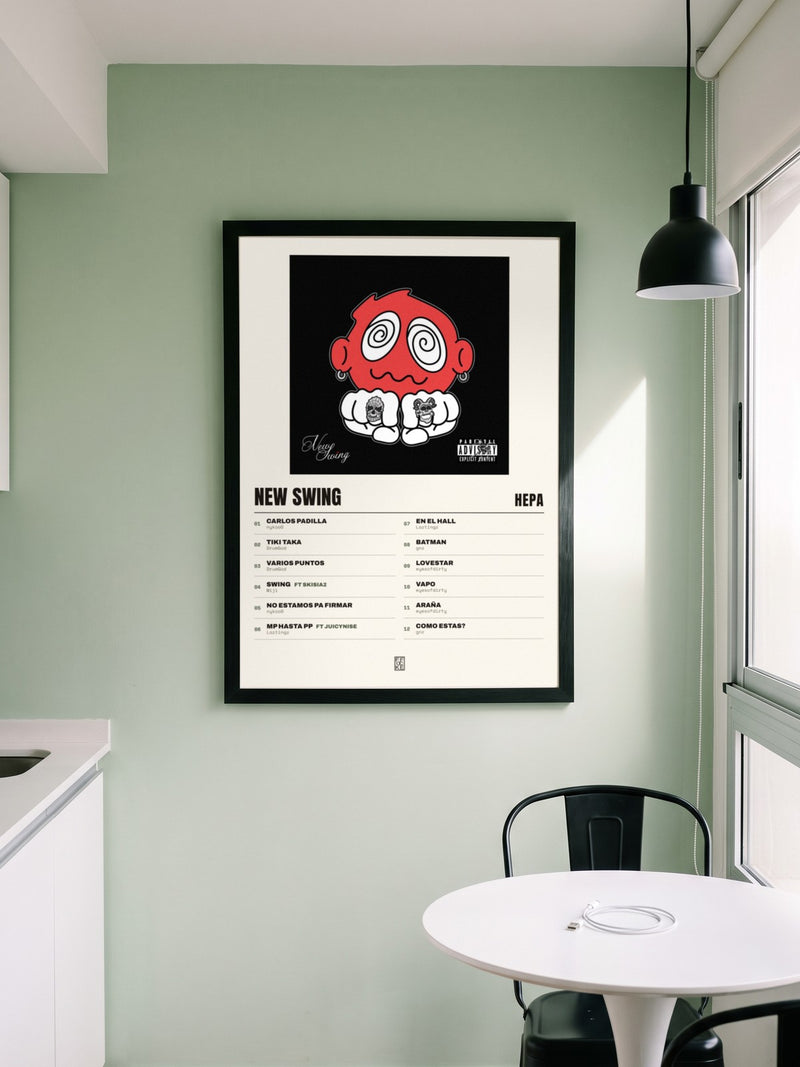 Póster de New Swing de Hepa enmarcado en una pared, en un ambiente real