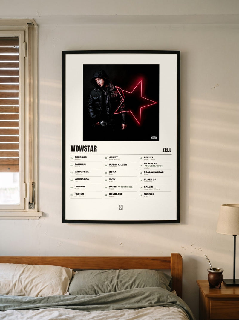 Póster de WOWSTAR de Zell enmarcado en una pared, en un ambiente real