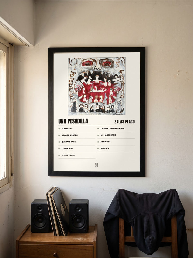 Póster de Una Pesadilla de Salas Flaco enmarcado en una pared, en un ambiente real