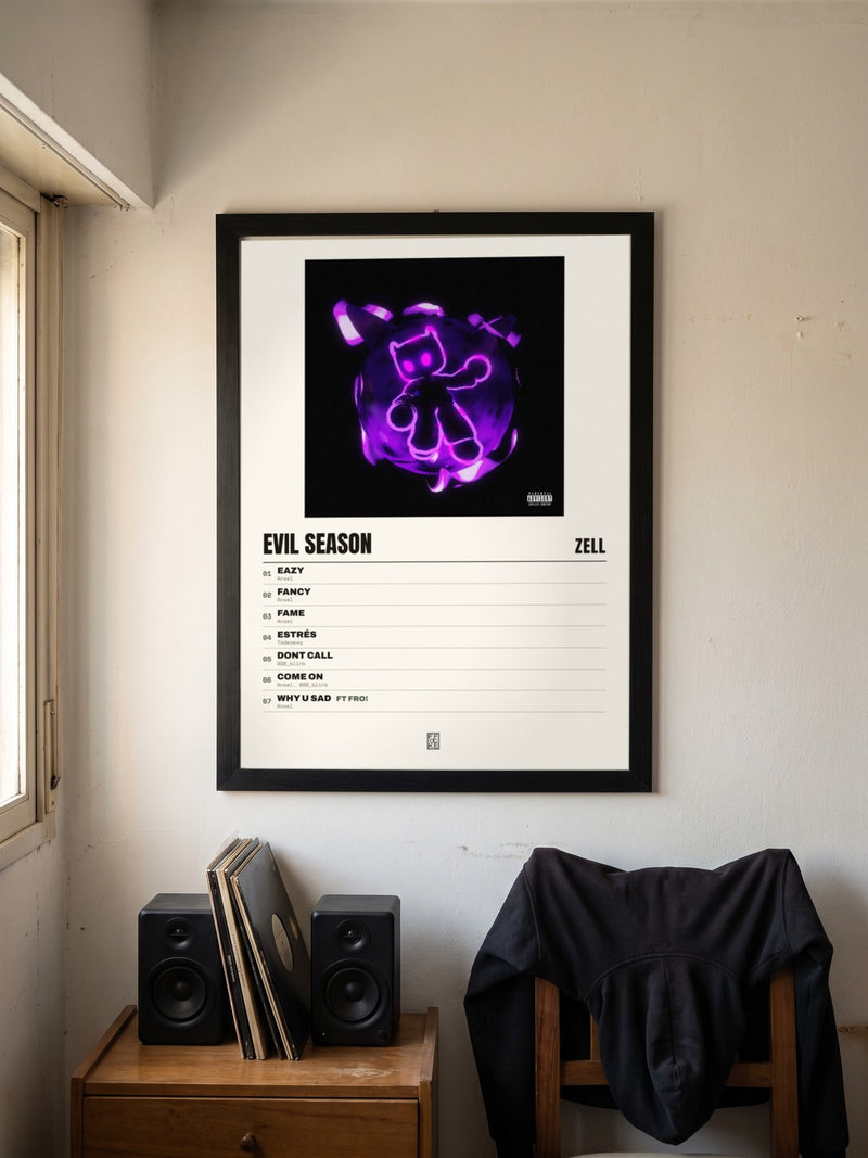 Póster de Evil Season de Zell enmarcado en una pared, en un ambiente real