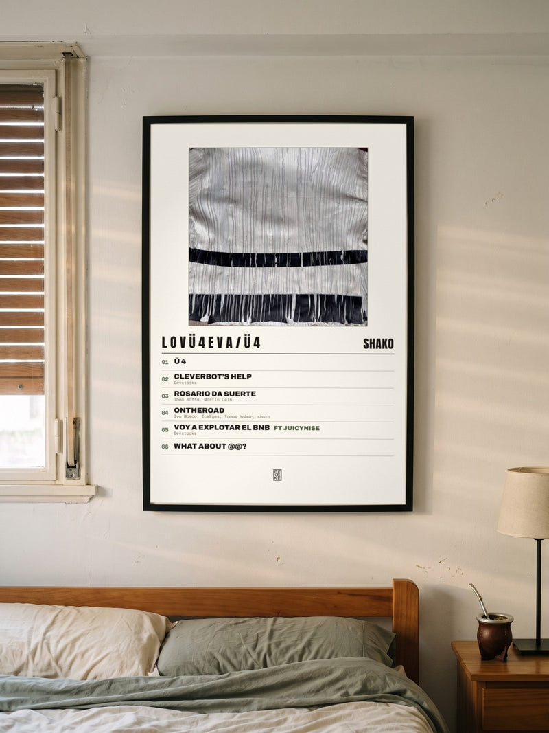 Póster de l o v ü 4 e v a / ü 4 de Shako enmarcado en una pared, en un ambiente real