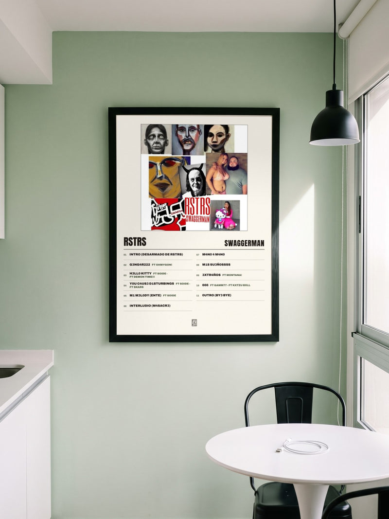 Póster de RSTRS de swaggerman enmarcado en una pared, en un ambiente real