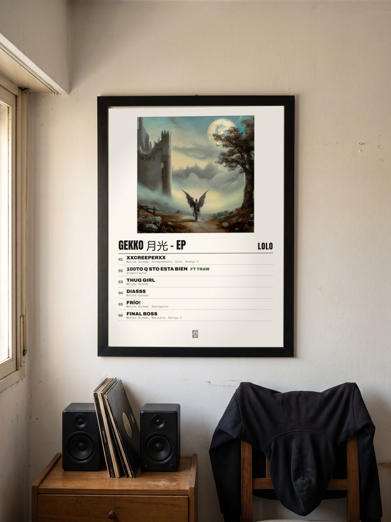 Póster de Gekko 月光 - EP de LoLo enmarcado en una pared, en un ambiente real