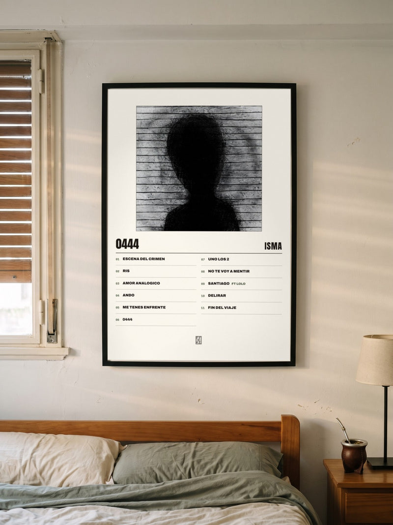 Póster de 0444 de ISMA enmarcado en una pared, en un ambiente real