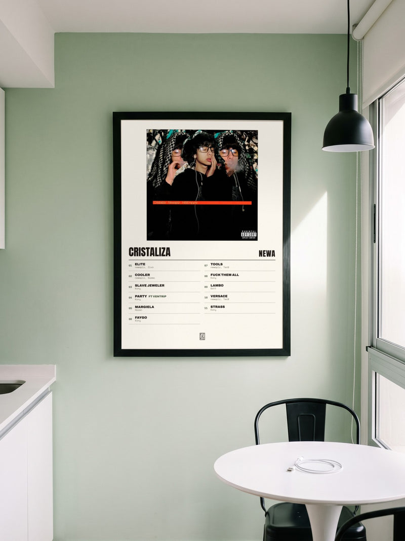 Póster de Cristaliza de NEWA enmarcado en una pared, en un ambiente real