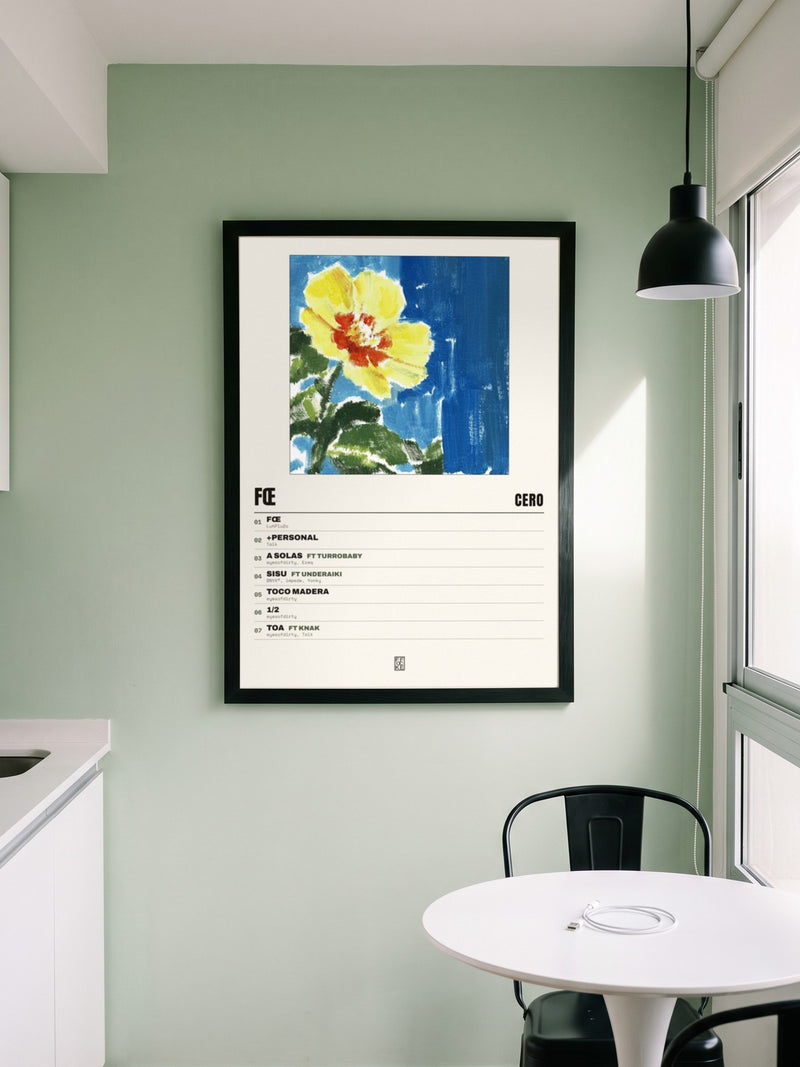 Póster de fœ de cero* enmarcado en una pared, en un ambiente real