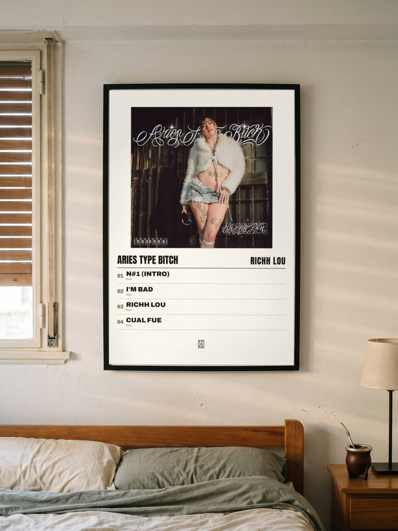 Póster de Aries Type Bitch de Richh lou enmarcado en una pared, en un ambiente real
