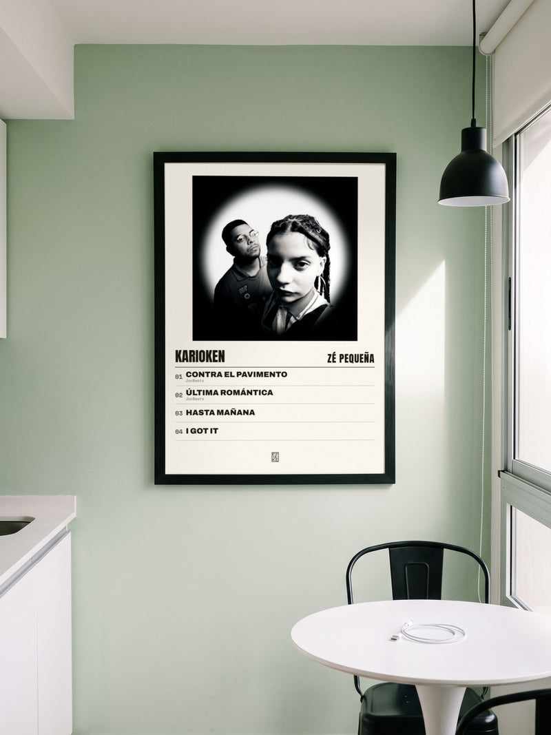 Póster de Karioken de Zé Pequeña enmarcado en una pared, en un ambiente real