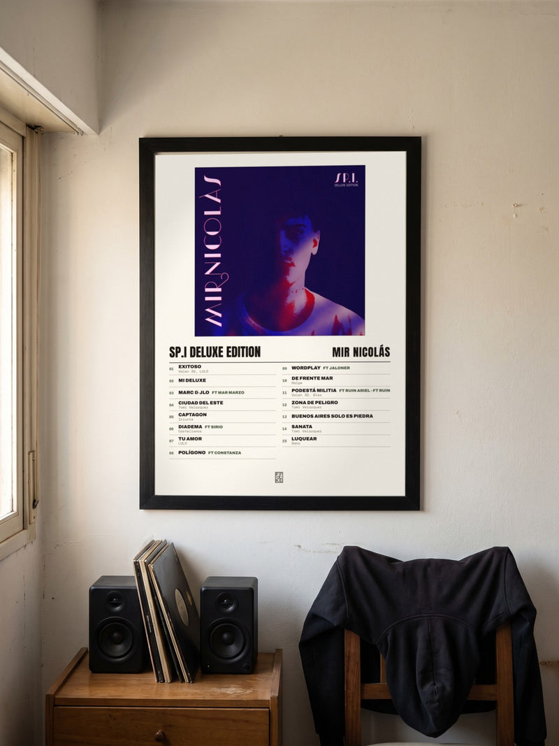 Póster de SP.I DELUXE EDITION de Mir Nicolás enmarcado en una pared, en un ambiente real