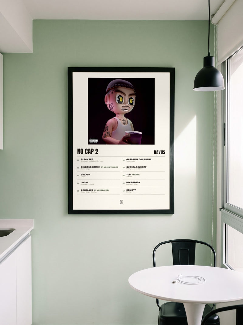 Póster de No Cap 2 de Davus enmarcado en una pared, en un ambiente real