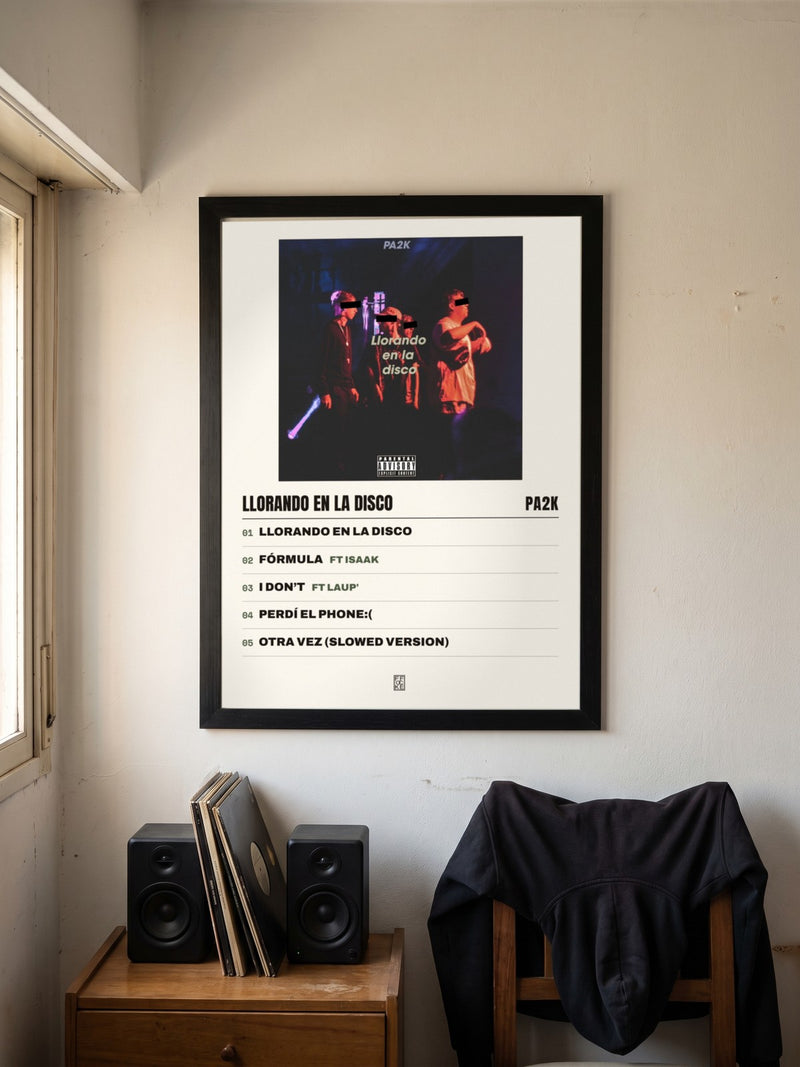 Póster de Llorando en la disco de Pa2k enmarcado en una pared, en un ambiente real