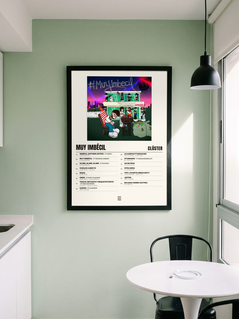 Póster de MUY IMBÉCIL de Clúster enmarcado en una pared, en un ambiente real