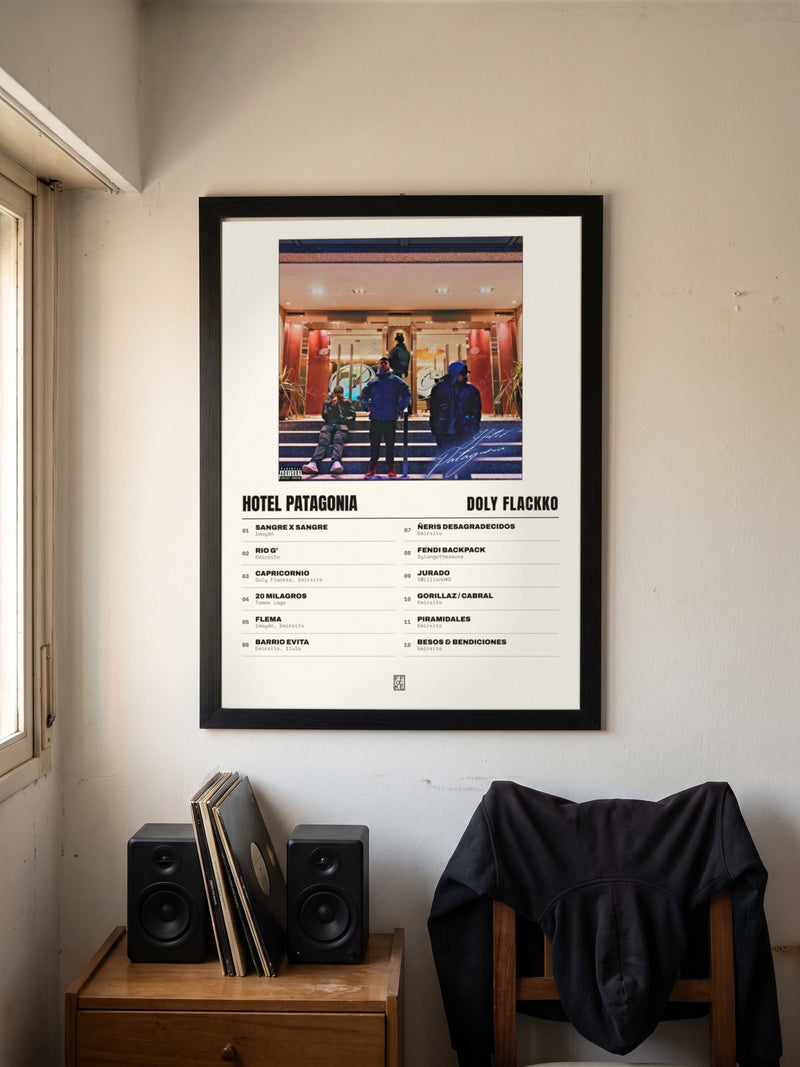 Póster de Hotel Patagonia de Doly Flackko enmarcado en una pared, en un ambiente real