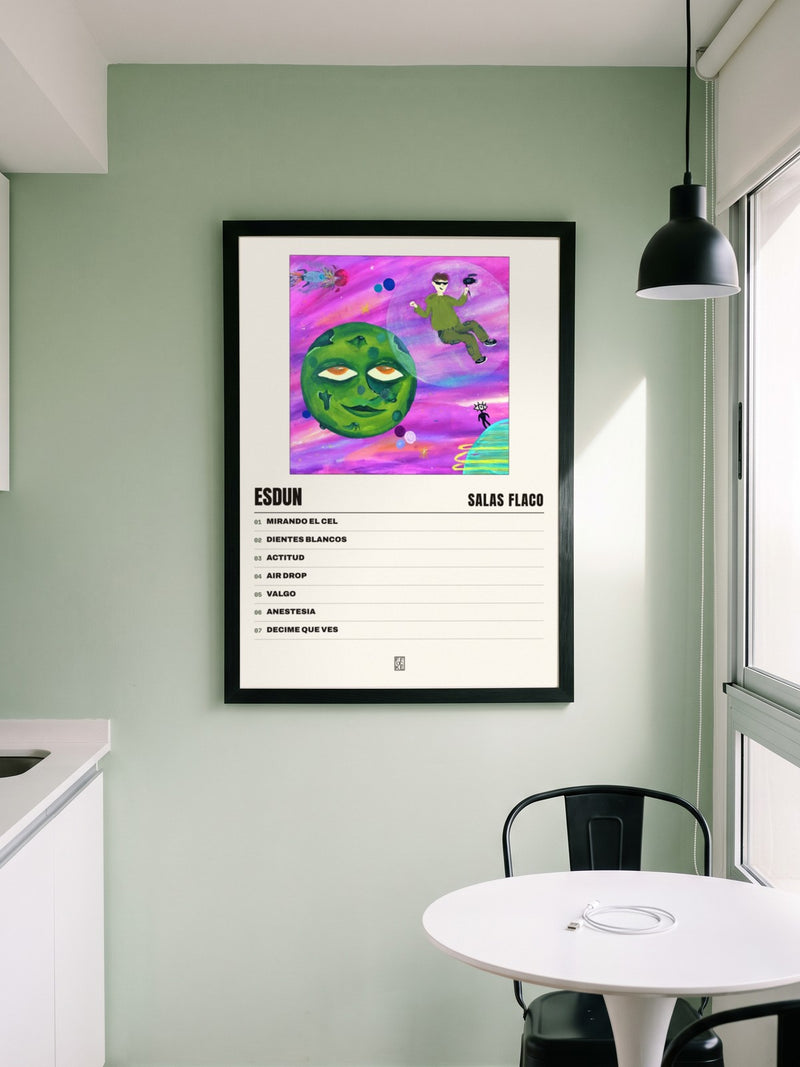 Póster de Esdun de Salas Flaco enmarcado en una pared, en un ambiente real