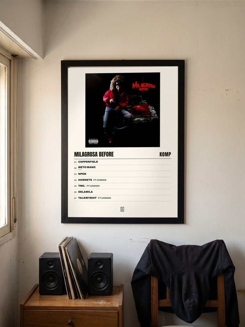 Póster de Milagrosa Before de Komp enmarcado en una pared, en un ambiente real