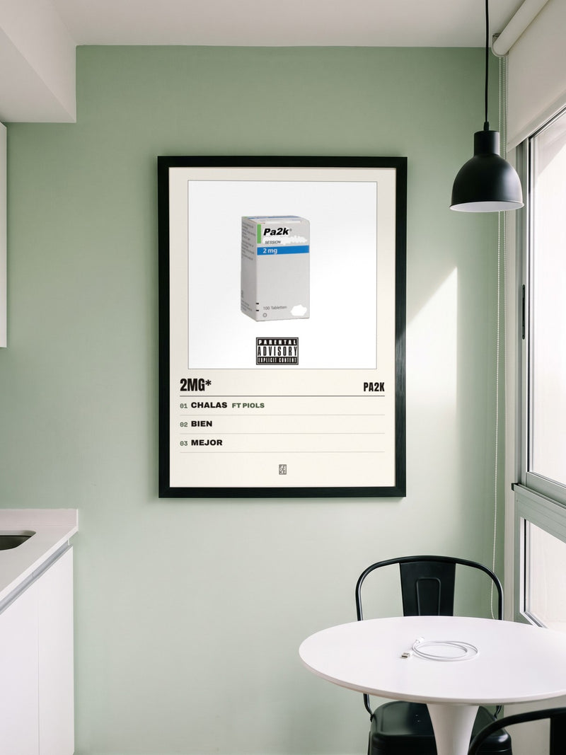 Póster de 2Mg* de Pa2k enmarcado en una pared, en un ambiente real