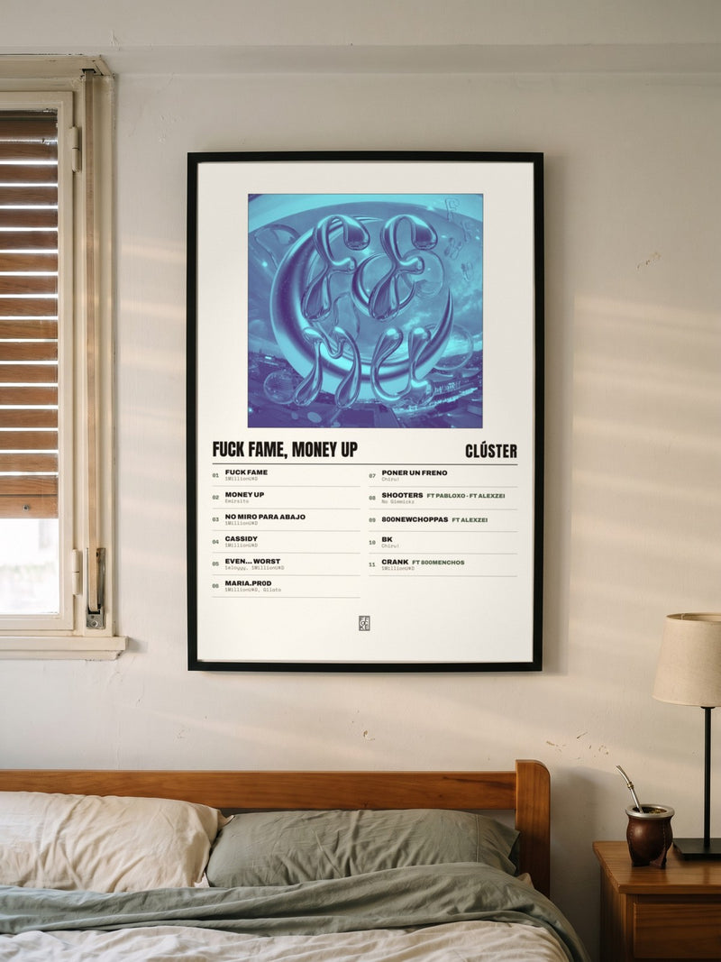 Póster de Fuck Fame, Money Up de Clúster enmarcado en una pared, en un ambiente real