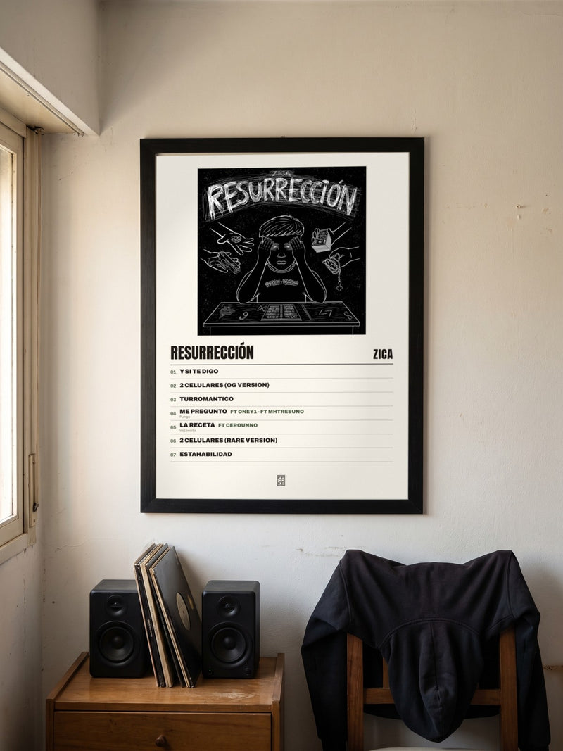 Póster de Resurrección de Zica enmarcado en una pared, en un ambiente real