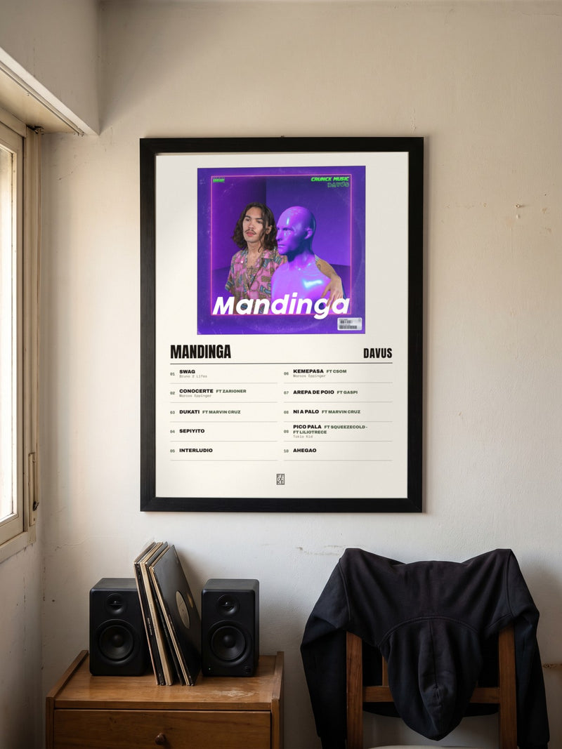 Póster de Mandinga de Davus enmarcado en una pared, en un ambiente real