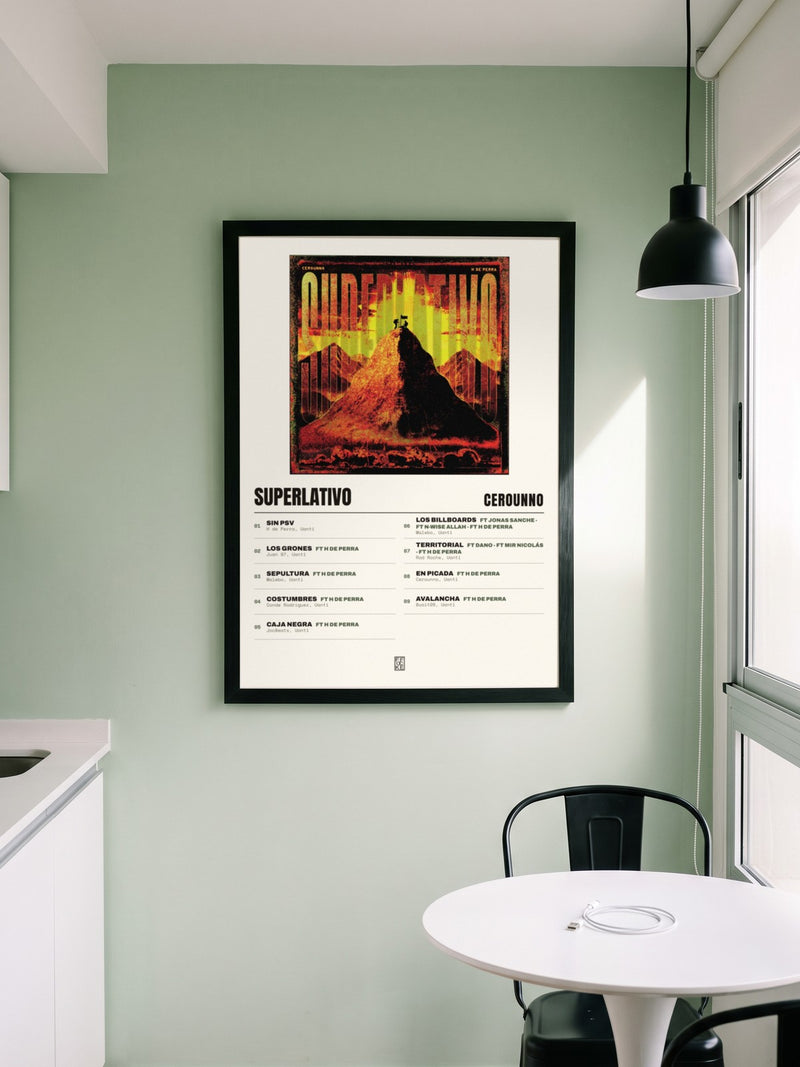 Póster de SUPERLATIVO de Cerounno enmarcado en una pared, en un ambiente real
