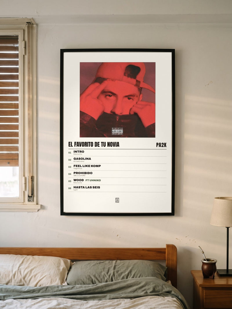 Póster de EL FAVORITO DE TU NOVIA de Pa2k enmarcado en una pared, en un ambiente real