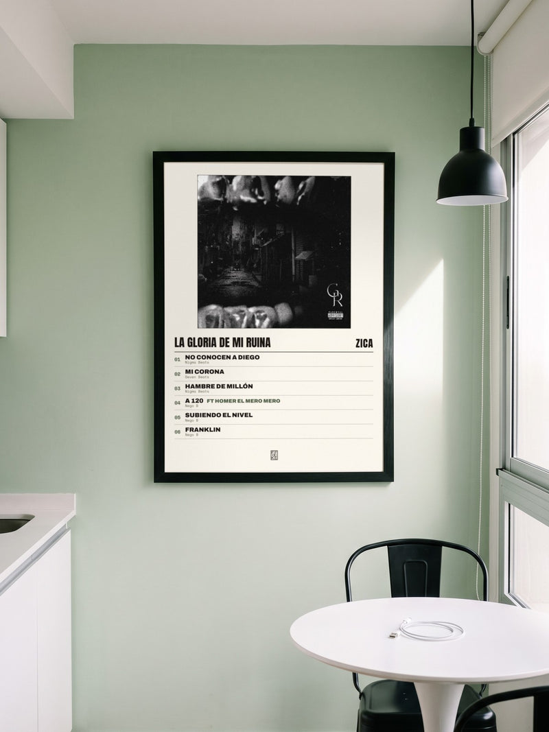 Póster de La Gloria De Mi Ruina de Zica enmarcado en una pared, en un ambiente real