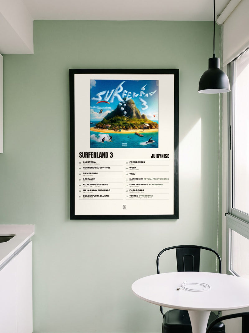 Póster de Surferland 3 de JuicyNise enmarcado en una pared, en un ambiente real