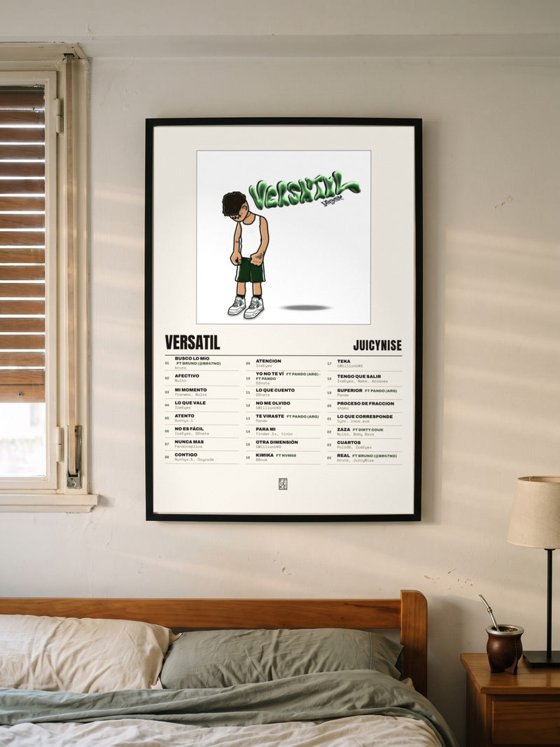 Póster de Versatil de JuicyNise enmarcado en una pared, en un ambiente real