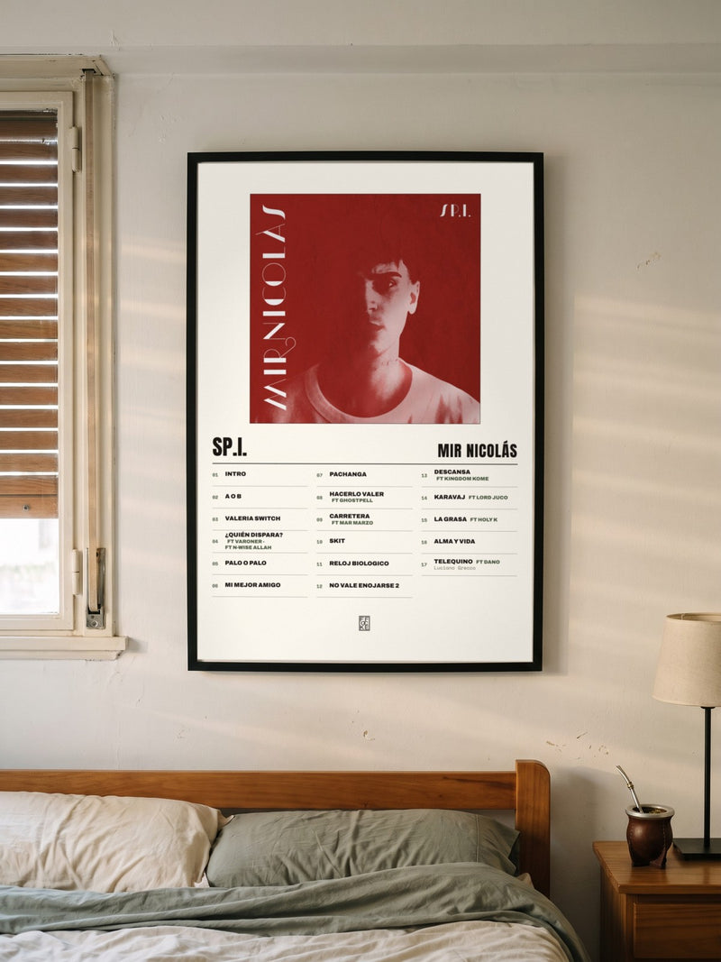 Póster de SP.I. de Mir Nicolás enmarcado en una pared, en un ambiente real