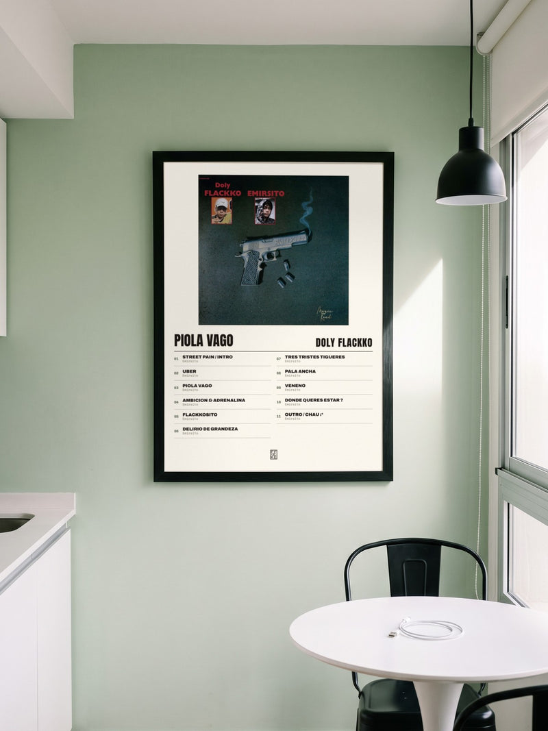 Póster de Piola Vago de Doly Flackko enmarcado en una pared, en un ambiente real