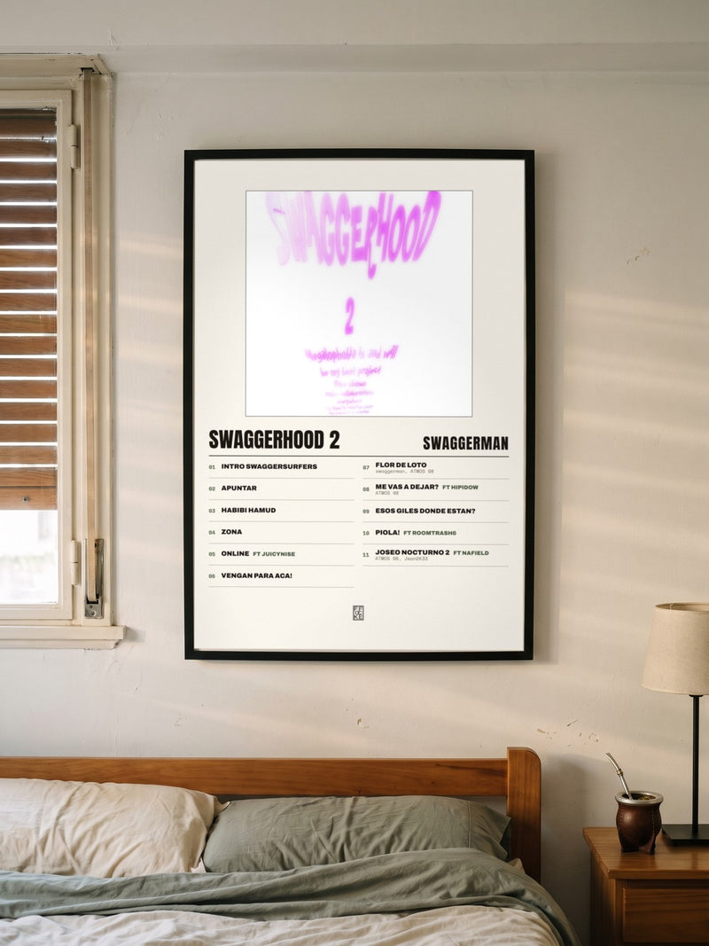 Póster de swaggerhood 2 de swaggerman enmarcado en una pared, en un ambiente real