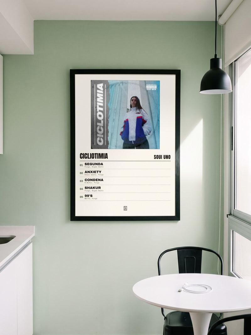 Póster de Cicliotimia de Soui Uno enmarcado en una pared, en un ambiente real
