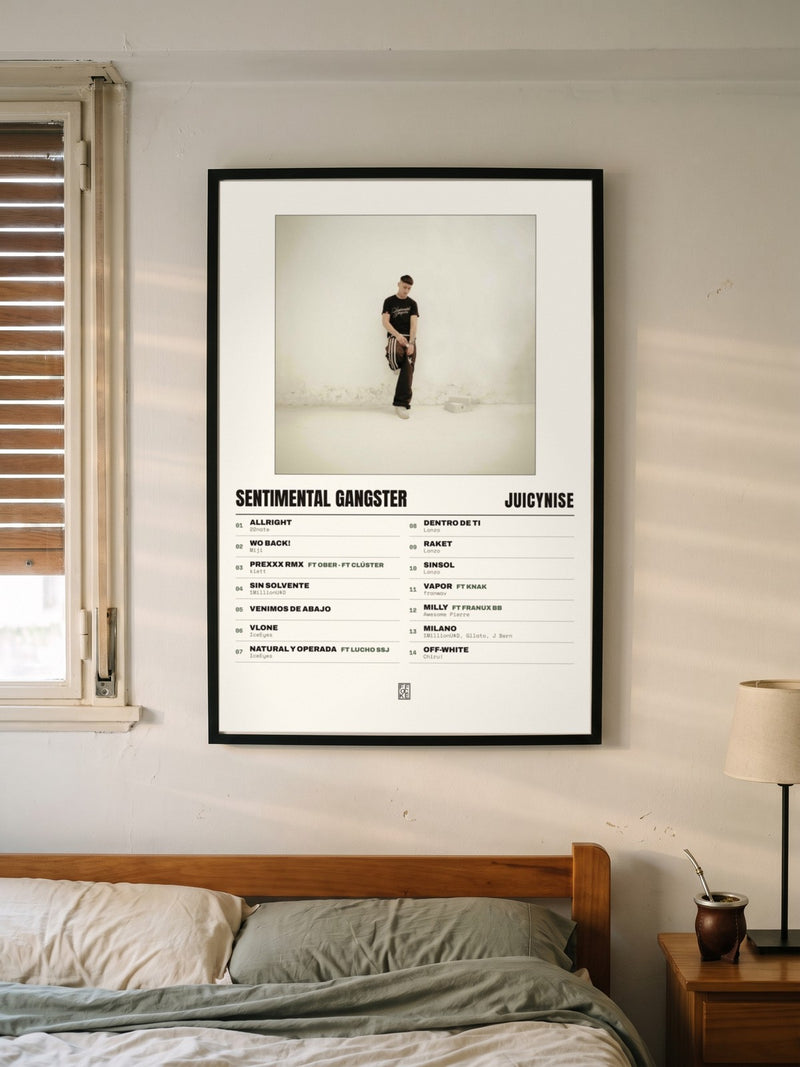Póster de Sentimental Gangster de JuicyNise enmarcado en una pared, en un ambiente real