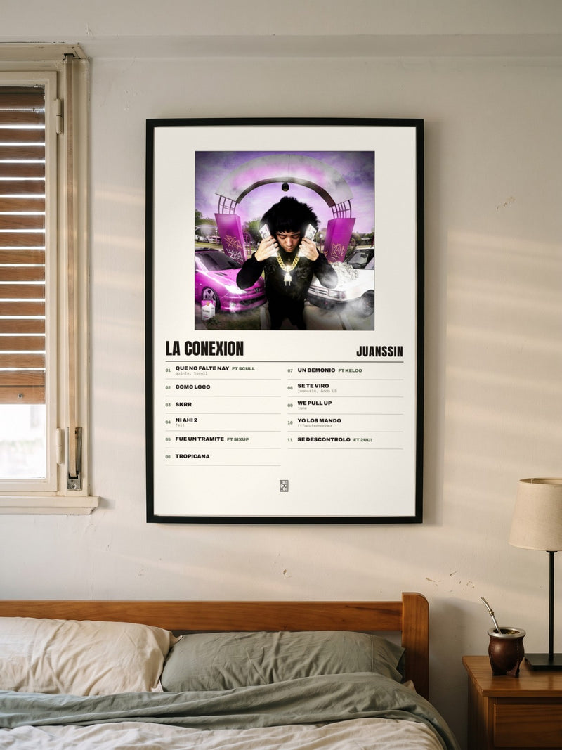 Póster de La Conexion de juanssin enmarcado en una pared, en un ambiente real