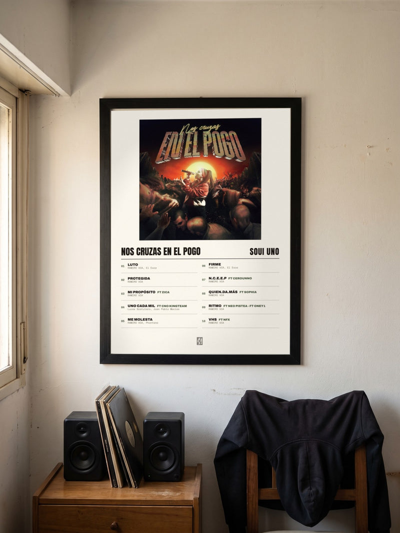Póster de NOS CRUZAS EN EL POGO de Soui Uno enmarcado en una pared, en un ambiente real