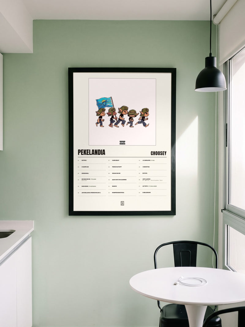 Póster de Pekelandia de choosey enmarcado en una pared, en un ambiente real