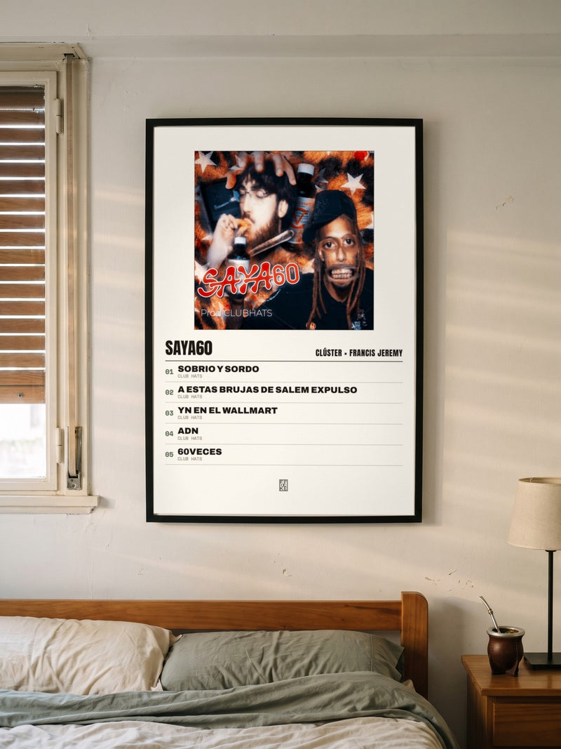 Póster de SAYA60 de Clúster × Francis Jeremy enmarcado en una pared, en un ambiente real