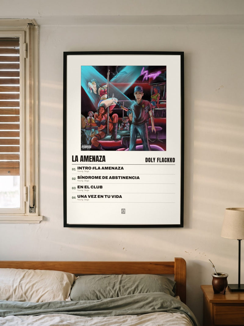 Póster de La Amenaza de Doly Flackko enmarcado en una pared, en un ambiente real