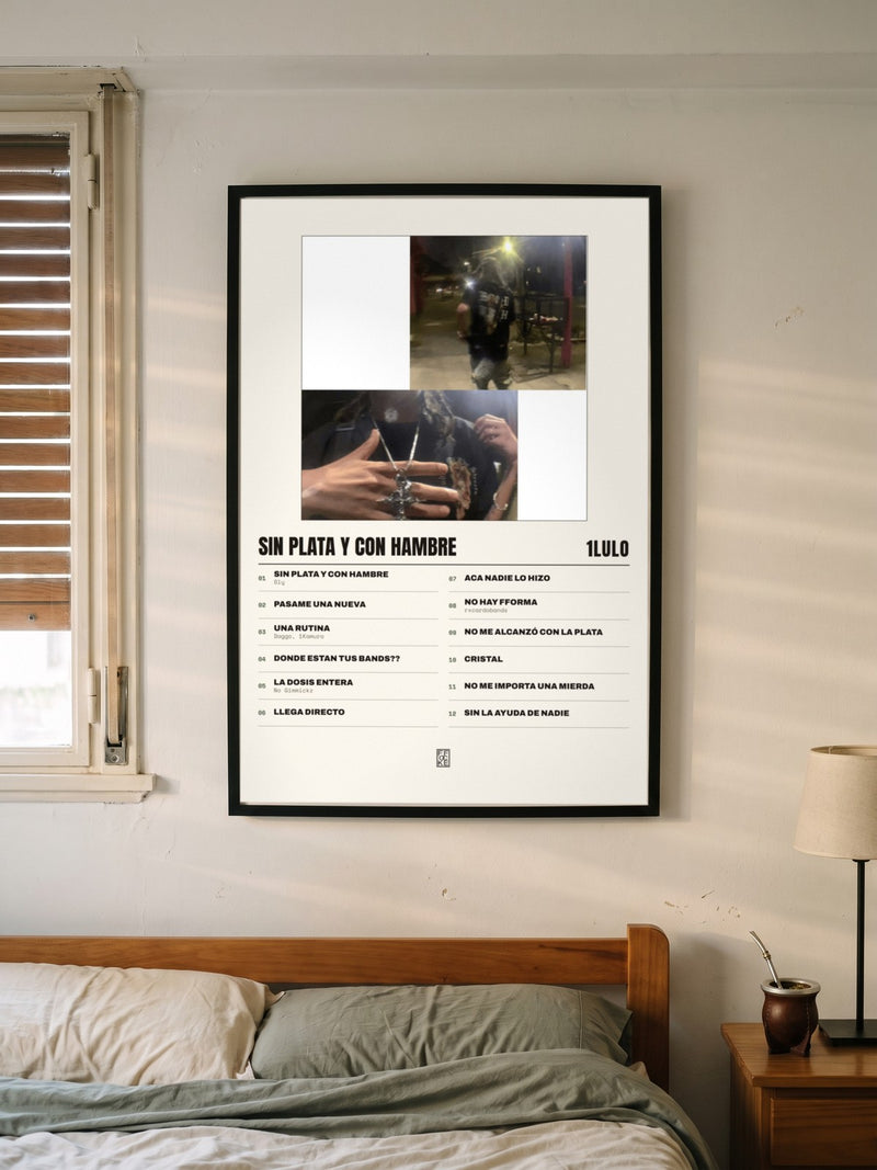 Póster de SIN PLATA Y CON HAMBRE de 1lulo enmarcado en una pared, en un ambiente real