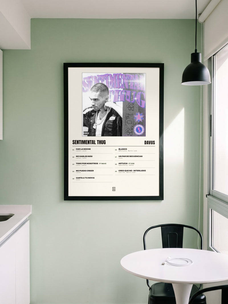 Póster de Sentimental Thug de Davus enmarcado en una pared, en un ambiente real
