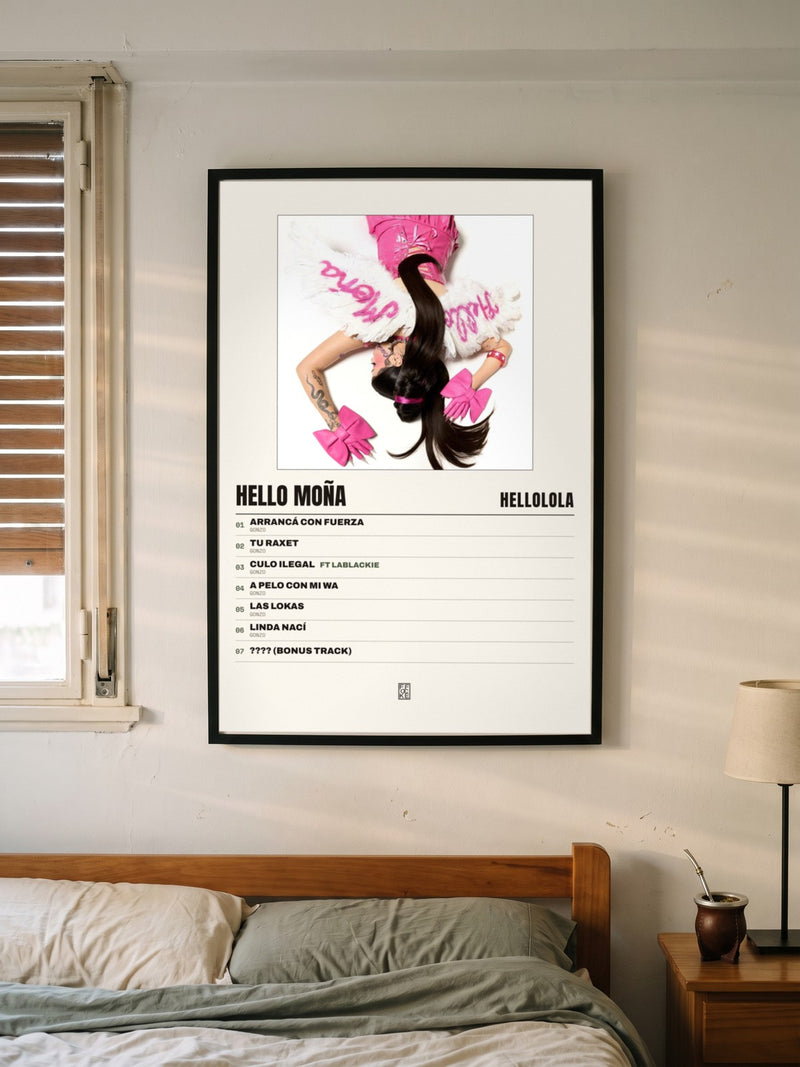 Póster de HELLO MOÑA de HELLOLOLA enmarcado en una pared, en un ambiente real
