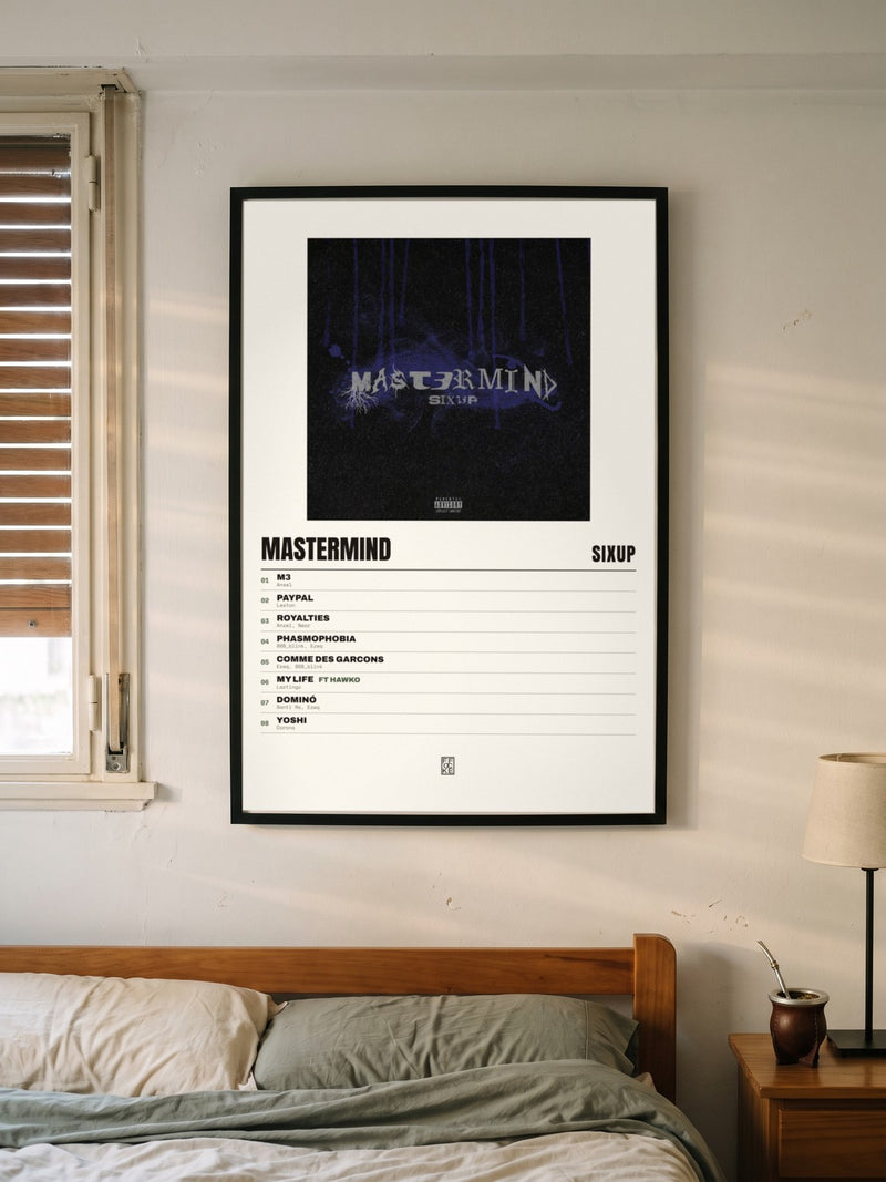 Póster de Mastermind de SixUp enmarcado en una pared, en un ambiente distinto
