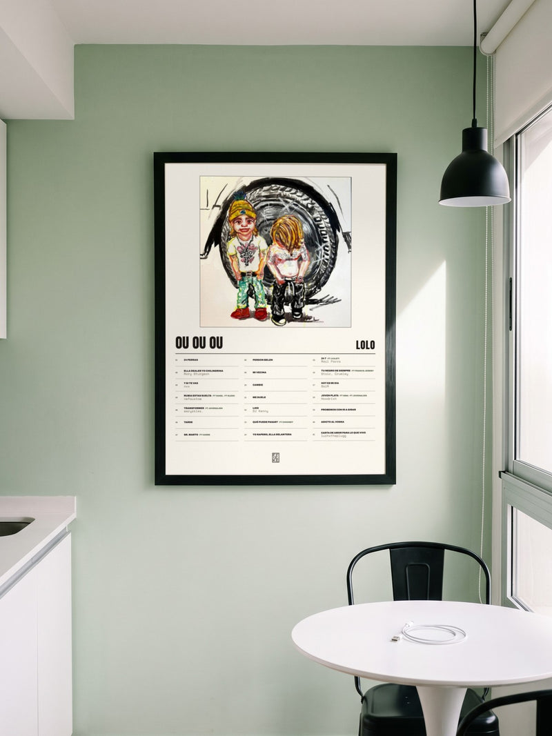 Póster de OU OU OU de LoLo enmarcado en una pared, en un ambiente distinto