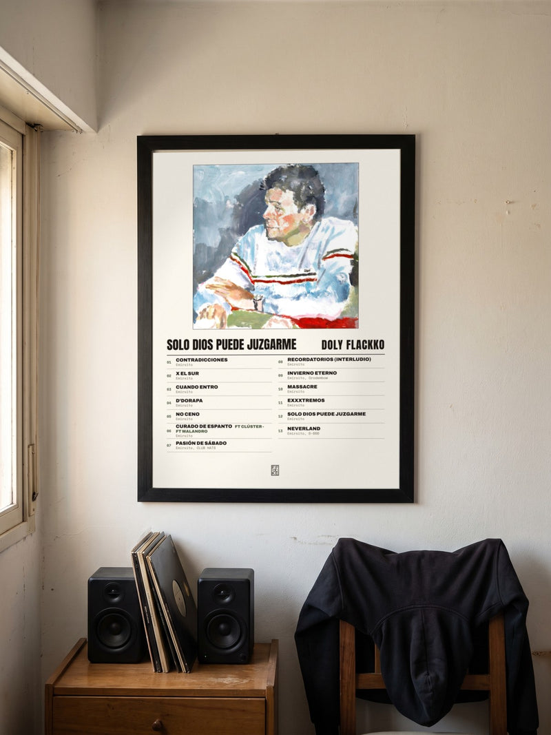 Póster de Solo Dios Puede Juzgarme de Doly Flackko enmarcado en una pared, en un ambiente distinto