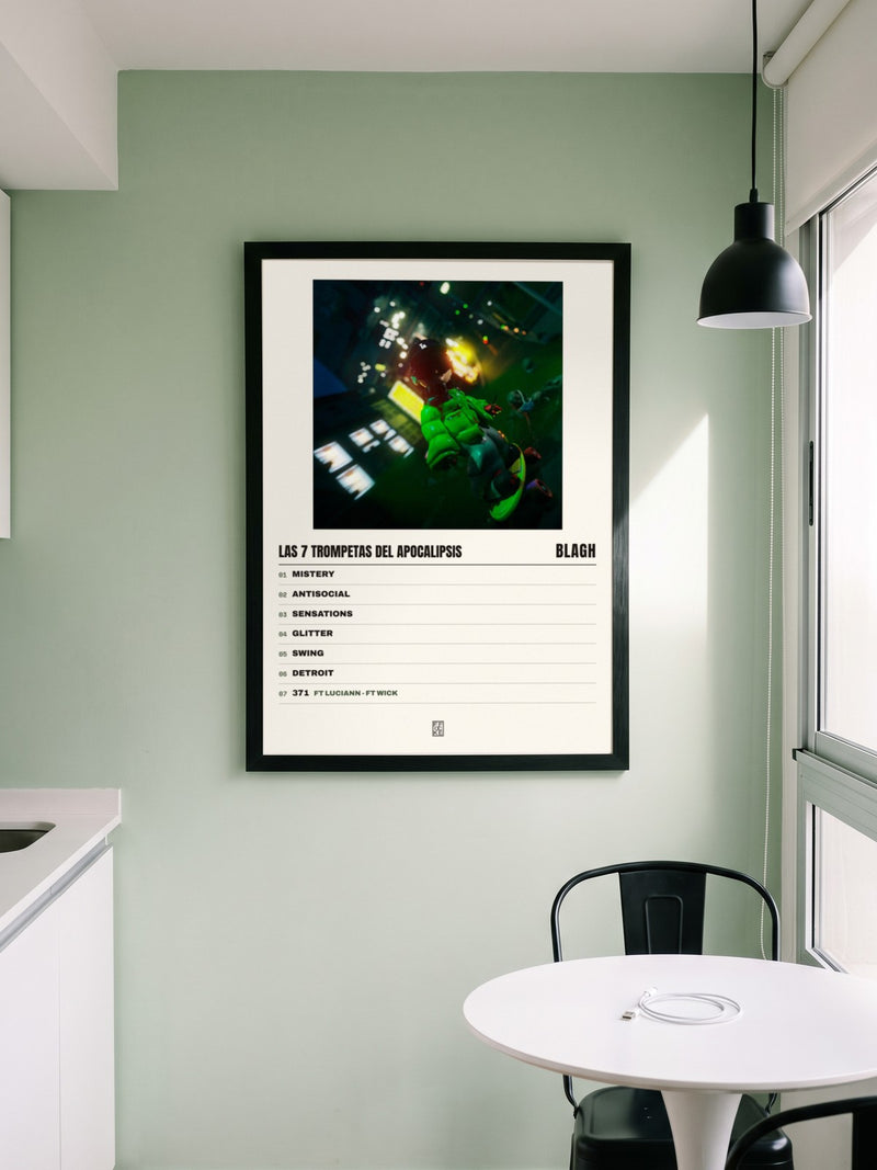 Póster de Las 7 Trompetas del Apocalipsis de Blagh enmarcado en una pared, en un ambiente distinto
