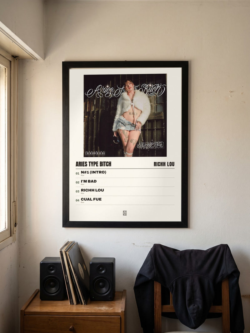 Póster de Aries Type Bitch de Richh lou enmarcado en una pared, en un ambiente distinto